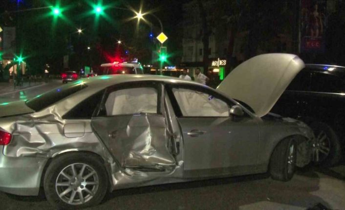 Kadıköy’de aşırı hız yapan araç park halindeki araçlara çarptı: 2 yaralı