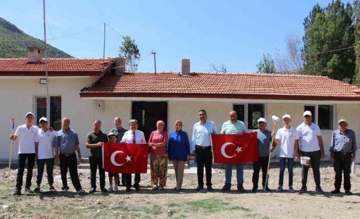 Kadın muhtar istedi, liseliler en uzak mesafedeki köy okulunu restore etti