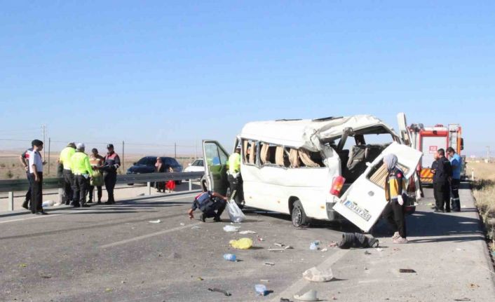 Karaman’da lastiği patlayan minibüs devrildi: 1 ölü, 10 yaralı