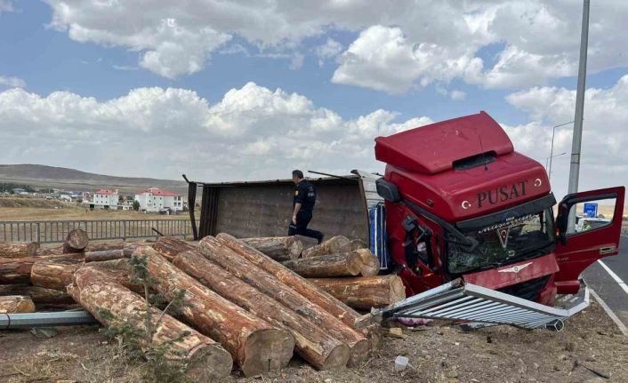 Kars’ta tomruk yüklü tır devrildi: 1 yaralı