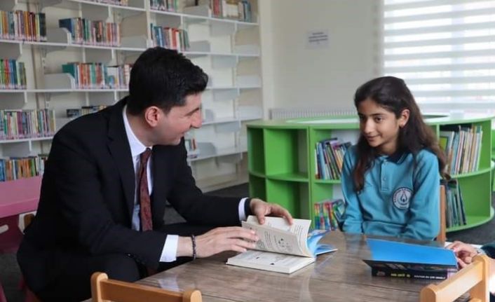 Kaymakam Gürdal, kütüphanede ders çalışan öğrencilerle bir araya geldi