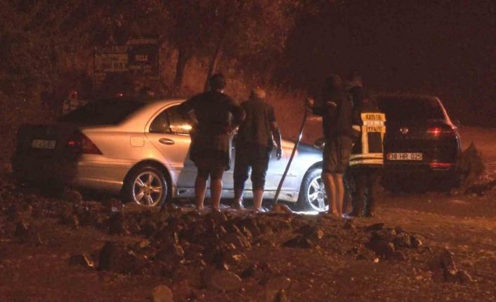 Kayseri’de sel: Araçlar yolda kaldı, birçok evi ve işyerini su bastı