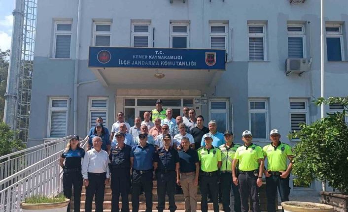 Kemer’de örnek taksi ve toplu taşıma sürücülerine plaket ile hediye verildi