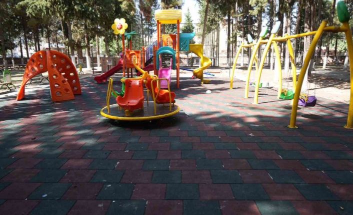 Kent merkezindeki çocuk parklarında bakım çalışmaları devam ediyor
