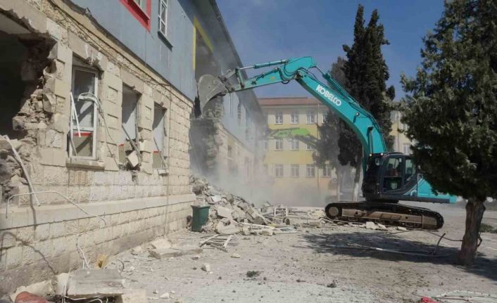 Kilis’te ağır hasarlı okulların yıkımına başlandı
