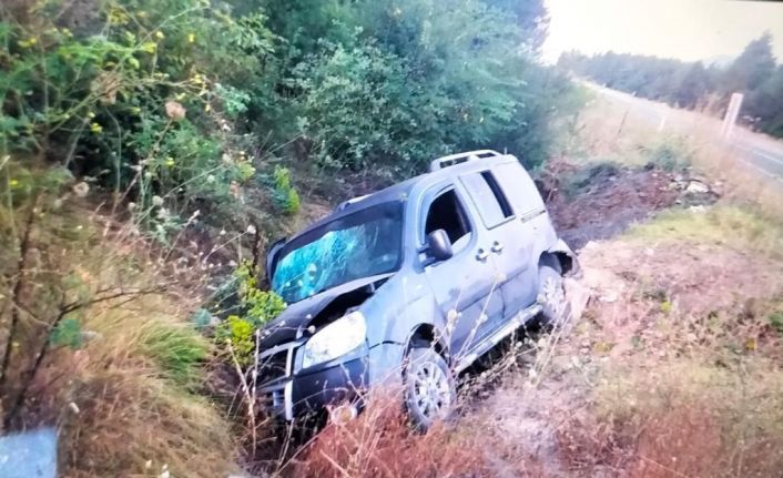 Kontrolden çıkan hafif ticari araç şarampole uçtu: 1’i ağır 5 yaralı