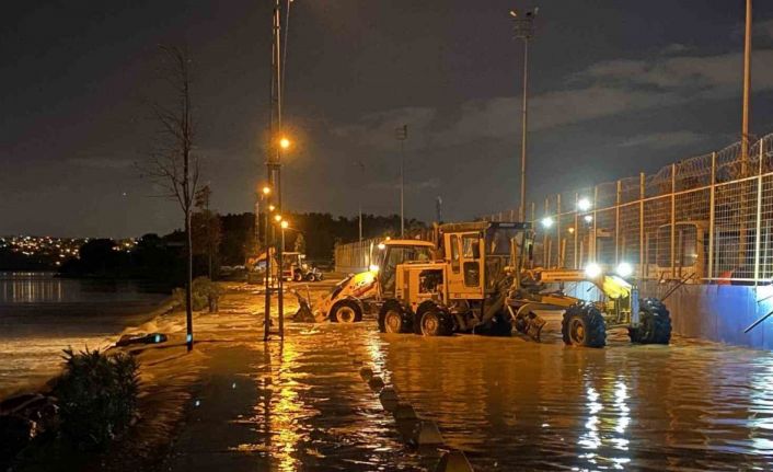 Küçükçekmece Belediyesine ait garaj sular altında kaldı: Belediye ekipleri çalışmalarını sürdürüyor