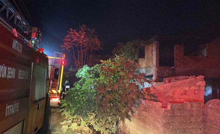 Kullanılmayan müstakil evde 2 ay arayla çıkan yangın mahalleliyi isyan ettirdi