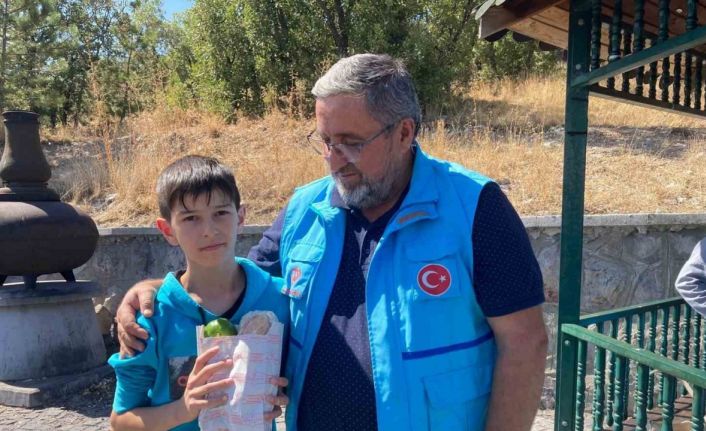 Kur’an kursu öğrencileri doğa yürüyüşünde mıntıka temizliği yaptı