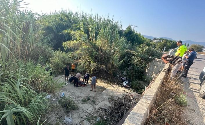 Kuşadası’nda motosiklet dere yatağına uçtu: 2 ağır yaralı