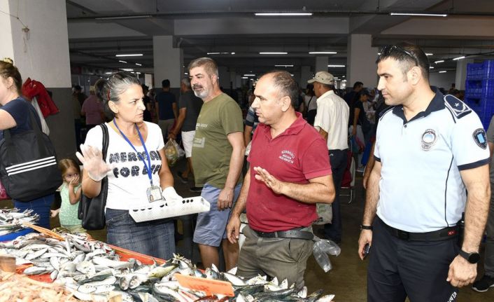 Kuşadası’ndaki balık tezgahlarında sağlık ve hijyen denetimi yapıldı