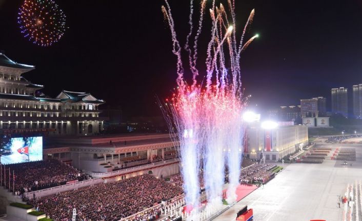 Kuzey Kore 75. kuruluş yıl dönümünü askeri geçit töreniyle kutladı