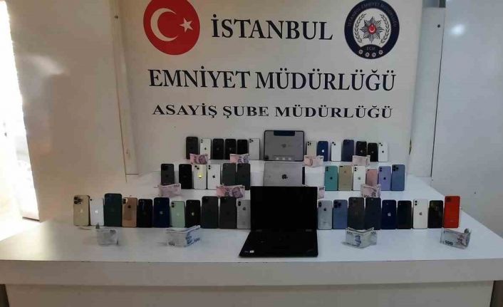 Lüks aracın camını kırıp tableti çalan şüpheli motoruyla kaçarken kaza yaptı: O anlar kamerada