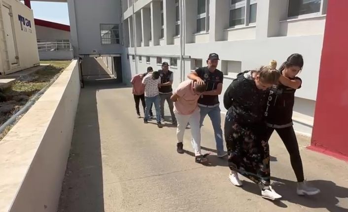 Lüks otomobilden 1 kilogram 950 gram esrar çıktı, şüpheliler çıkarıldığı mahkemece serbest kaldı