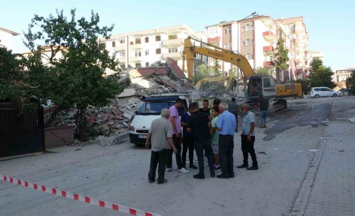 Malatya’da “Bina çöktü, iş makinesi altında kaldı" ihbarı polisi alarma geçirdi