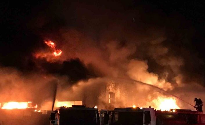 Manisa’da geri dönüşüm depolama alanına yangın çıktı. Olay yerine çok sayıda itfaiye ekibi sevk edilirken yangına müdahale sürüyor.