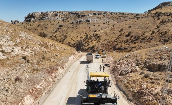 Mardin’de Türkmen Vadisi alternatif çevre yoluna ilk asfalt döküldü