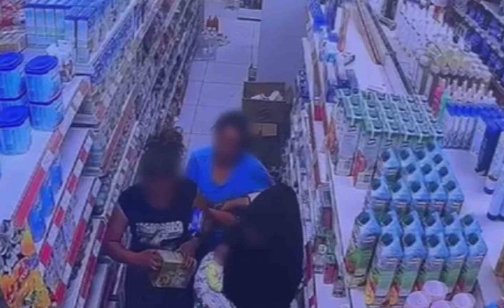 Marketten bebek maması çalan kadının mamayı eteğinin içine sakladığı anlar kamerada