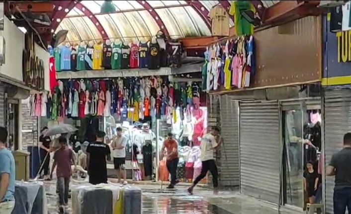 Marmaris’te sağanak yağış sonrası kapalı çarşıyı su bastı