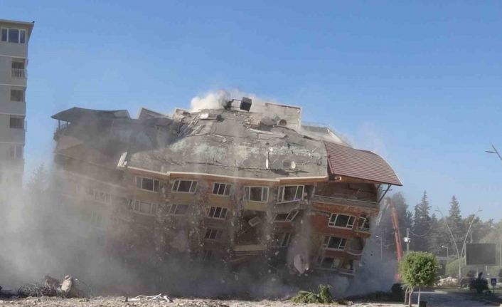 Meraklı vatandaşların araçlarını durdurup izlediği 8 katlı binanın yıkım anı kamerada