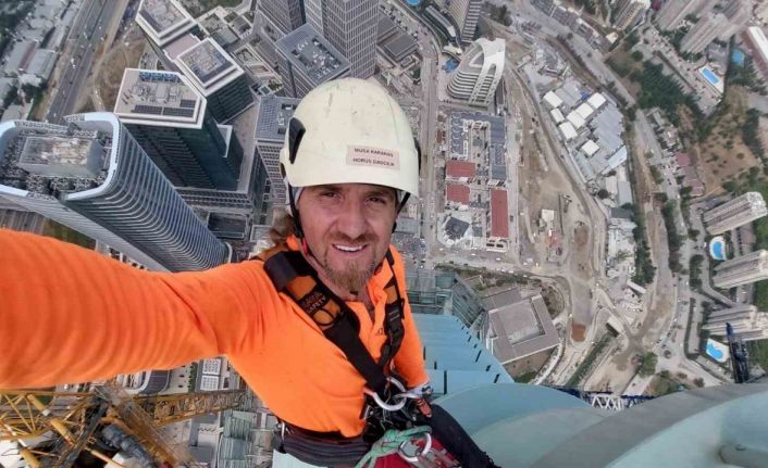 Merkez Bankası binasının 350 metre yükseklikteki kulesi dağcılar tarafından kuruluyor