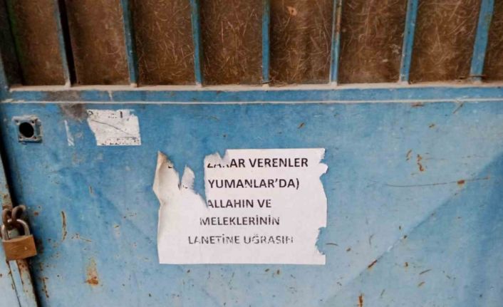Metruk evin kapısına beddualı uyarı asıldı