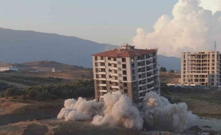 Milyonlar verip almışlardı, kağıt gibi yerle bir olan 15 katlı binadan geriye borç kaldı