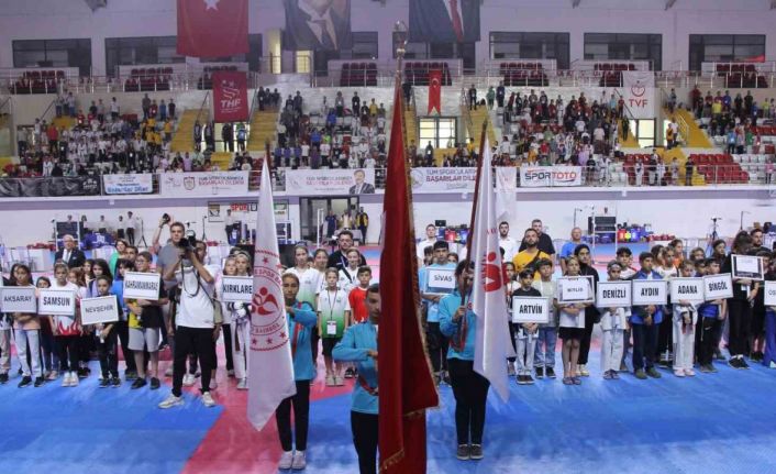 Minikler Türkiye Tekvando Şampiyonası’nın açılış seremonisi yapıldı