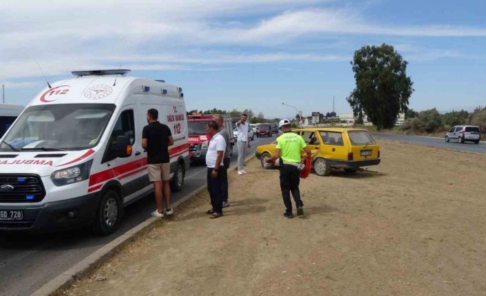 Motosiklet sürücüsünün metrelerce savrulduğu aynı kavşakta 1 saat arayla yaşanan iki kazada araçlar hurdaya döndü