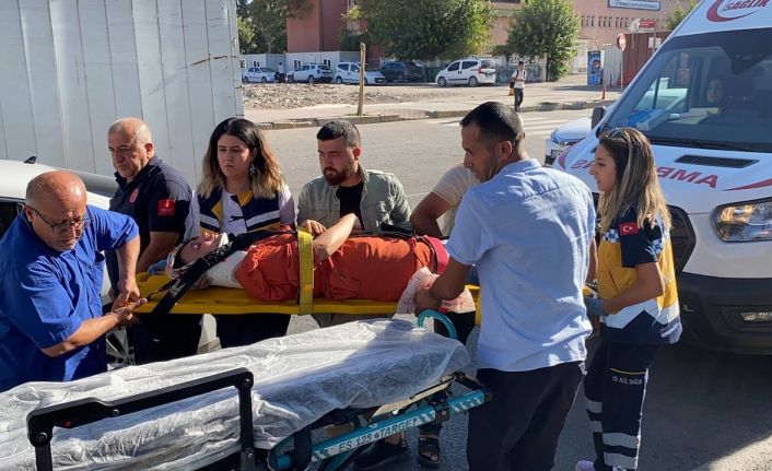 Motosiklet yayaya çarptı: 2 yaralı