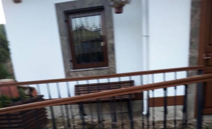 Muhtarlık binasına verilen zararın altından çocuklar çıktı