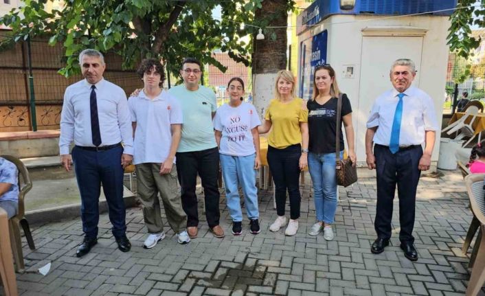 Nazilli Beşeylül Ortaokulu LGS’de derece elde eden ilk 3 öğrencisini ödüllendirdi