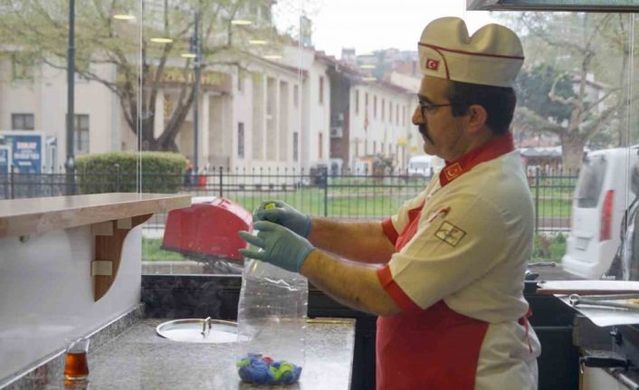 Okuduğu haberden etkilenerek mavi kapak biriktirmeye başlayan döner ustası, engellilere umut oluyor