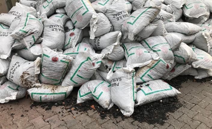 Okul için gönderilen kömürler, haftalardır depo önünde alınmayı bekliyor