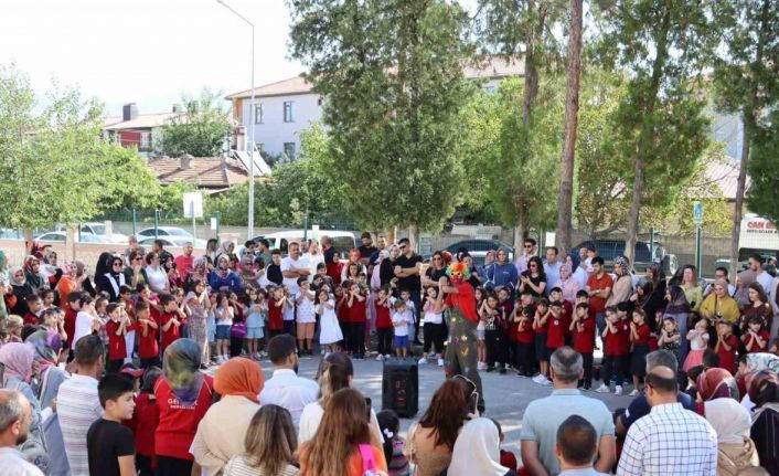 Okula yeni başlayan miniklere palyaço sürpriz