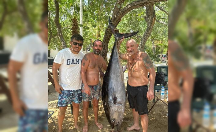 Oltalarına 160 kiloluk orkinos takılan amatör balıkçılar zor anlar yaşadı