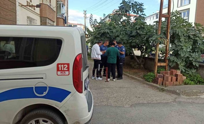 Önce annesini ve ablasını darp etti, daha sonra ağabeyinin kayınbiraderini bıçakladı