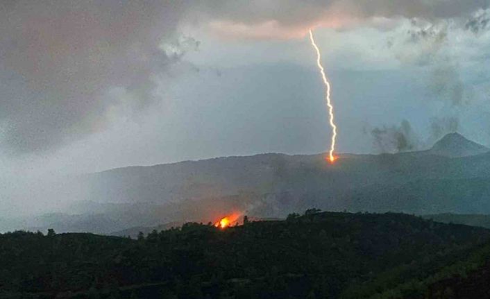 Ormanda yangına sebep olan yıldırımın düştüğü anları görüntülediler