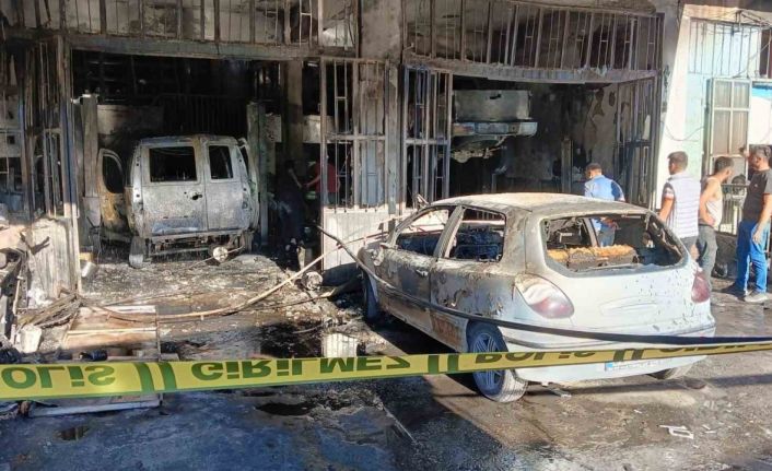 Oto tamirhanesinde çıkan yangın 3 araç ve 3 dükkanı kül etti