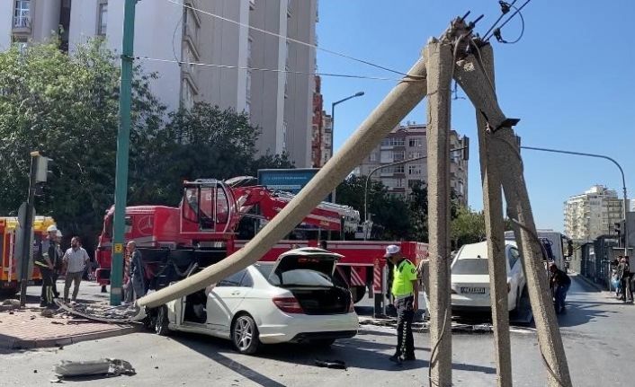 Otomobilin çarptığı direk, tramvay hattının tellerine devrildi: 1 yaralı