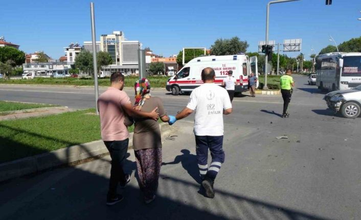 Otomobiller çarpıştı, sürücülerin eşleri yaralandı