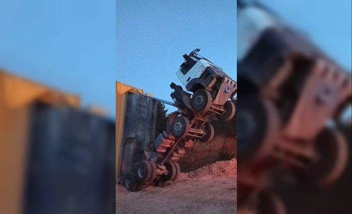 (ÖZEL) Damperli kamyon şaha kalktı, mahsur kalan sürücüyü itfaiye ekipleri kurtardı