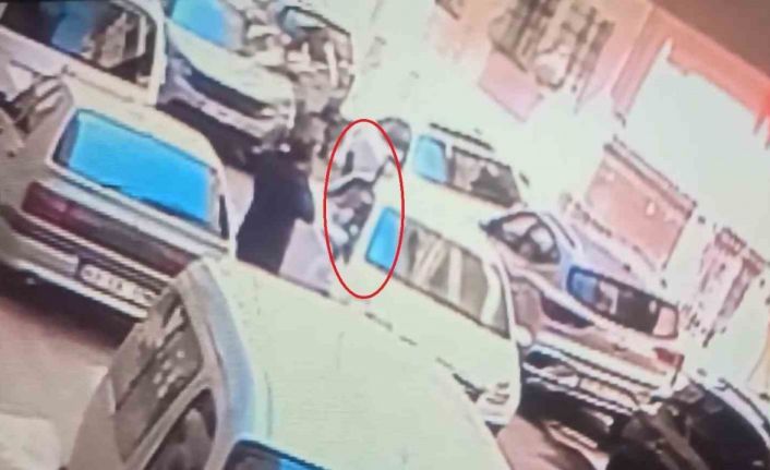 (Özel) Düğün eğlencesinde tehlike saçtı… Otomobilden sarkıp ateş açtı