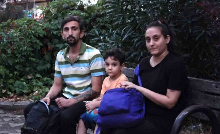 (Özel) Ev sahibi tarafından evden çıkarıldı, hamile eşi ve çocuğu ile hastane bahçesinde kaldı