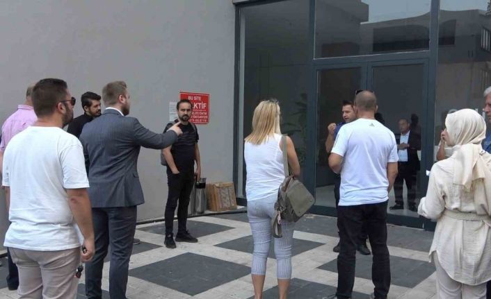 (Özel) İş merkezinde 83 ofise elektrik şoku...14 katı yürüyerek çıkıyorlar