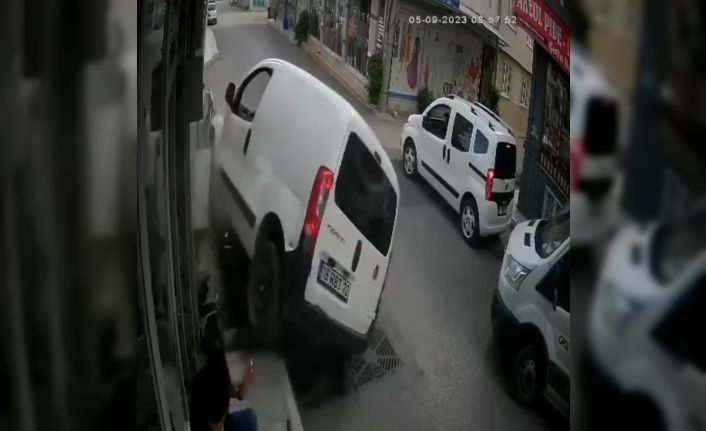 (Özel) Ölüm teğet geçti… Aracın altında kalmaktan son anda böyle kurtuldular