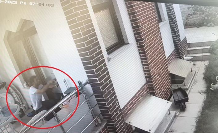 (Özel) Önce köpekle oynadı, sonra böyle soygun yaptı...Tatilde paraları yerken yakalandı