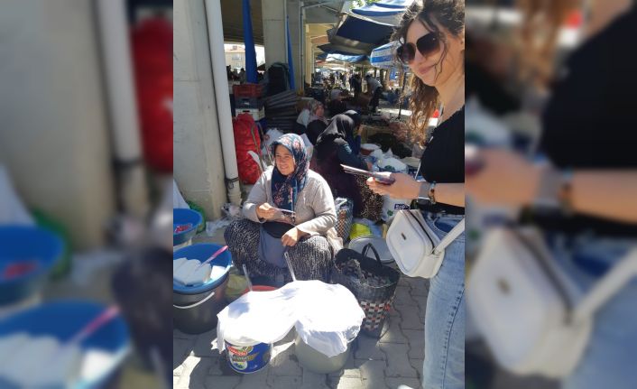 Pazarda kadına yönelik şiddetle mücadele için broşür dağıttılar