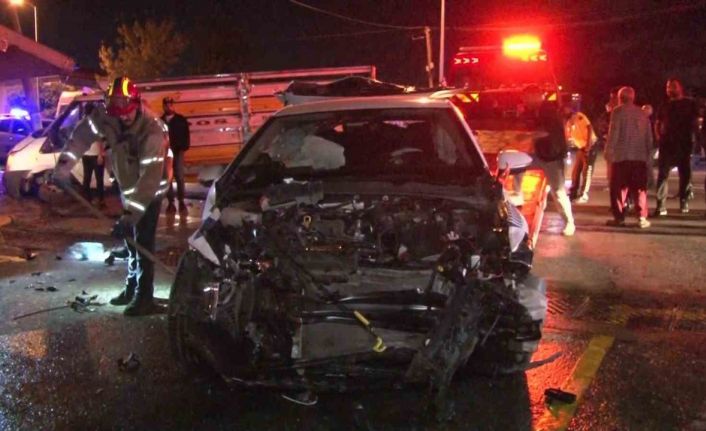 Polis aracı ile kamyonet kafa kafaya çarpıştı, 1 polis memuru yaralandı