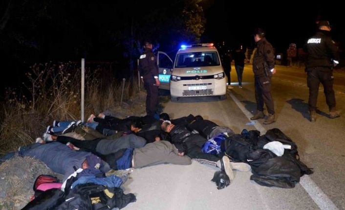 Polisin "dur" ihtarına uymayan göçmen kaçakçıları kaza yaptı, 9 göçmen yakalandı